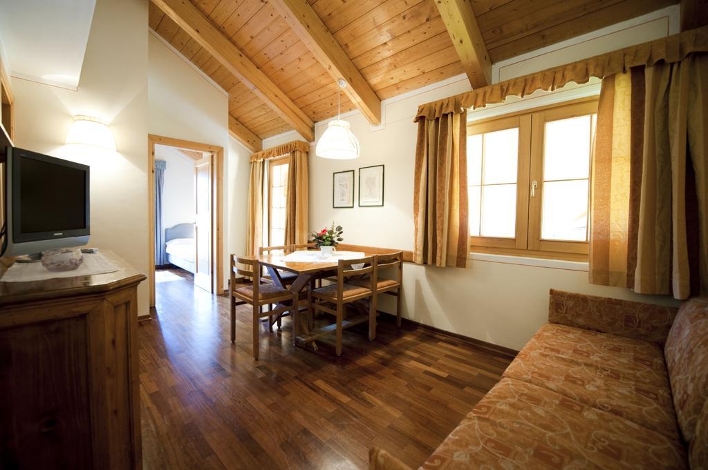 Holidays Dolomiti Apartment Resort Carisolo Bilik gambar
