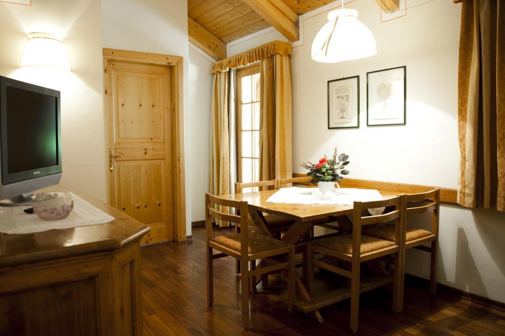 Holidays Dolomiti Apartment Resort Carisolo Bilik gambar