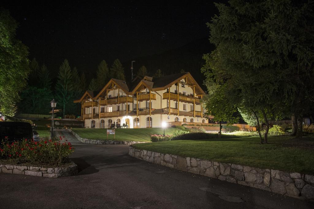 Holidays Dolomiti Apartment Resort Carisolo Luaran gambar