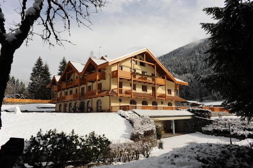 Holidays Dolomiti Apartment Resort Carisolo Luaran gambar