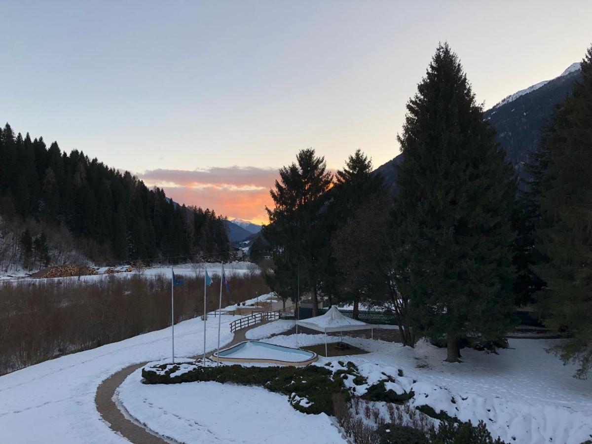 Holidays Dolomiti Apartment Resort Carisolo Luaran gambar